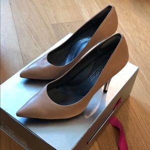 Kenneth Cole Silver Belle Pumps in 6.5 (Taupe)
